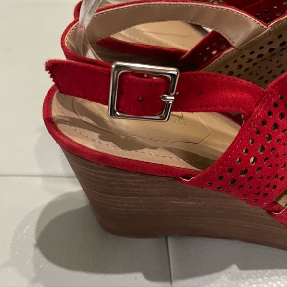 Violet & Red Evita Stitchfix wedge perforated sandals size 8.5 red brand new - Picture 5 of 11